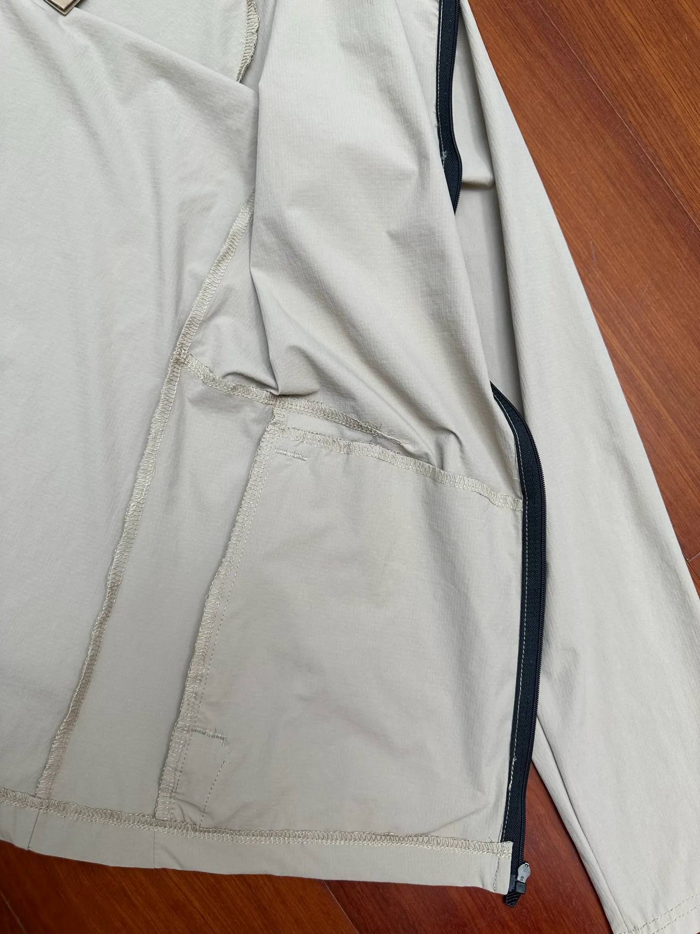 ON/Angpao All-Day Joggers Waterproof Sports Multi-Function Suit Made of textured tear-resistant fabric, quick-drying and sweat-wicking, not afraid of light rain, light and breathable, with zero restriction on the upper body. The fabric is tear-resistant, the upper body is neat and not bulky, and it provides both sun protection and wind protection. The jacket's lightweight material is breathable and waterproof, effectively preventing sweat accumulation and rain damage, keeping you dry and comfortable in all weather conditions. The unique spiral cutting structure provides flexible space for movement, no matter which direction and no matter the rhythm, it can move with you. The pockets on both sides are equipped with zippers to safely store car keys and energy gels. There is an inner pocket in a zippered pocket for storing small items to avoid violent shaking and provide extra protection. Featuring an elastic waistband, crotch gusset and pre-shaped knee construction, the pants move with you in any direction and at any pace. In addition, the zippers on the trouser legs can be pulled down to the knees for easy putting on and taking off. Equipped with two zippered hand pockets to keep your equipment safe and organized, no extra storage space is needed, so you can travel light. Whether it's jogging in the morning, cycling at night, or daily city travel, this jacket can be your thoughtful sports companion to help you stay in shape. Colors: Gray, Green, Khaki, Black Sizes: L, XL, XXL, XXXL